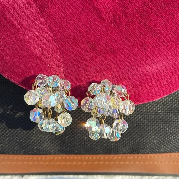 Aurora Borealis bracelet and hanging clip earrings. - Picture 10 of 14